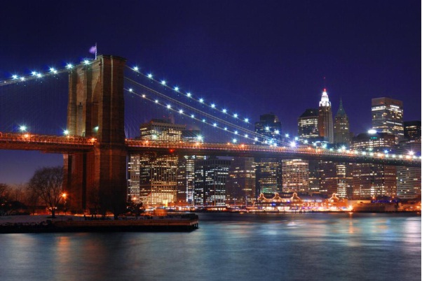 A photo of the Brooklyn Bridge at night