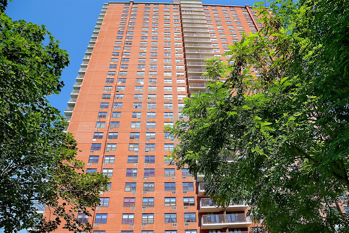 A photo looking up at Promenade Tower Nelson Apartments in NY.