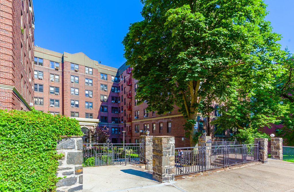 A photo of the front entrance at the Henry Hudson Apartment building